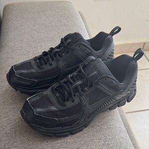 Vomero 5 Triple Black
